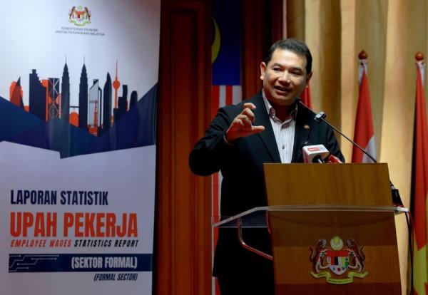 Rafizi: Don’t use minimum wage as benchmark for starting pay of fresh grads 