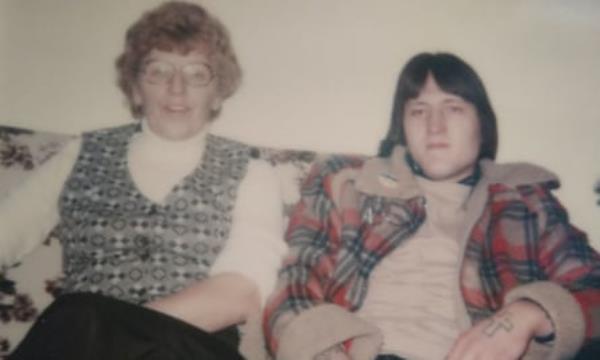 Lynne Wallis’s mother and brother in December 1979.